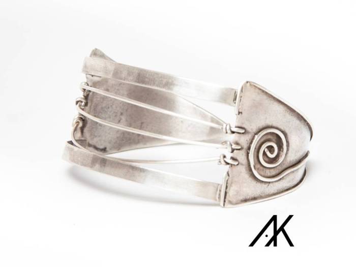 Double triangle silver bracelet, Photography by Lurdes Grive
